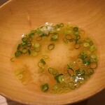 たかおか - ㉒お味噌汁
      信州の白味噌に少し赤味噌を加え、車海老の殻に利尻昆布、鮪節で出汁取り
      優しい味を幾重にも重ねて作られています