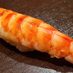 たかおか - ⑳車海老(千葉県竹岡産)
      産卵期は初夏～初秋、旬は初夏～初秋
      茹で立てに絶妙な冷ましを施し、軽めのヅケ
      ホクホクの旨みとは違った深みのある海老の旨みと甘みを楽しみます