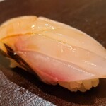 たかおか - ⑬縞鯵(千葉県鴨川産)
      産卵期は秋～冬、旬は夏～秋
      旬からは外れていますが、脂がのって旨味も抜群、しかもスッキリとした後味で軽やかです