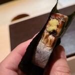 たかおか - ⑨太刀魚(千葉県竹岡産)の炙り棒寿司の磯辺巻き
      産卵期は海水温により春～秋、旬はほぼ通年
      特に冬の太刀魚は脂のりが抜群
      旨みを引出しつつクドくさせない仕込みは流石