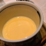 たかおか - ⑧蛤(千葉県船橋三番瀬産)出汁の茶椀蒸し
      滑らかな口当たりの茶碗蒸しはたかおかサンの定番ですね
      蛤を煮た際の出汁がその存在感を清らかに主張しています