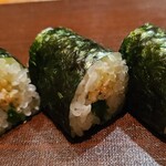 たかおか - ㉔海老おぼろ&三つ葉の細巻き
      口の中で三つ葉の豊かな香りが拡がり、その後に海老おぼろの優しい甘みが今日の余韻を響かせます