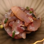 たかおか - ⑦鯵(千葉県金谷産、当日11時、釣り)の薬味和え
      産卵期は春～夏、旬は秋～冬
      細かく切られていますが、肉厚で脂のりもバッチリでした
      瀬戸内海の鯵よりも旨みが濃いですね
