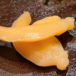 たかおか - 青柳(千葉県富津産)
      産卵期は早春~夏、旬は春
      ほのかな磯の香り、軟らかくも弾力を残し、そして甘み&旨みが豊か
      味わいに透明感を持たせつつ、旨みを濃くしてエッジを立てるのが高岡流