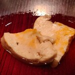 たかおか - ⑥鮟肝(千葉県銚子産)
      鮟鱇の産卵期は春～初夏、旬は秋～春
      煮立ての鮟肝が目の前で切り分けられて提供されました
      形を保っているものの、口腔内でスッと溶けコクのある旨みと円やかな甘みに日本酒が進みます♪