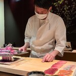 たかおか - ⑨太刀魚(千葉県竹岡産)の炙り棒寿司の磯辺巻き
      網の上に炭火をギリギリまで近付けて、太刀魚の脂をじゅうじゅうと焦がします
      見て、薫って、聴いて、そして食べる
      五感を刺激され虜になります