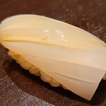 たかおか - ⑰甲烏賊(別称:墨烏賊、千葉県富津産)
      産卵期は春～初夏、旬は冬～春、寿命1年
      身が硬めで、コリコリするのですが、少し寝かせて適度に軟らかくすると同時に甘さも引き出されています