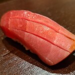 たかおか - ⑮本鮪中トロ(沖縄県産、176kg、桶長)
      最初は背トロ？と思いきや、徐々に腹の中トロの脂の旨みが拡がり、驚きました
      腹でも背に近い部位とのこと