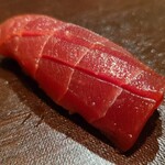 たかおか - ⑭本鮪赤身ヅケ(沖縄県産、176kg、桶長)
      日本近海の産卵期は春～夏、旬は初秋～冬
      赤身なのに滑らかな口溶け、上品な脂の旨み、ほのかな鉄の味
