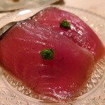 たかおか - ③上り鰹(千葉県銚子産)
      日本近海の本鰹の産卵期は夏
      美しい皮の紋様、鮮やかな紅に浅葱の深緑
      燻香をまとい上り鰹らしいサッパリとした旨み
      大将の美的感覚を体現した一品
      