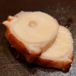 たかおか - ②焚き水蛸(千葉県銚子産)
      産卵期は初夏～夏、旬は通年、寿命3～4年
      水蛸は水分が多いので脱水と寝かせが重要
      水蛸自体の薫りが素晴らしい！
      真蛸より軟らかな歯応え、旨みが拡がります