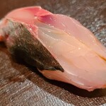 たかおか - ⑲鯵(千葉県金谷産)
      産卵期は春～夏、旬は秋～冬
      肉厚で脂のりが凄まじい！
      味わいも深く濃く、悶絶ものです