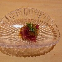 鮨　日本橋　鰤門 - 鰹のお造りに新玉ねぎの醤油