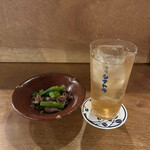 酒場シナトラ - ウーロン茶５５０円、ホタルイカと菜の花の三升味噌和え７８０円。少なく見えますが、ホタルイカを堪能できました（╹◡╹）