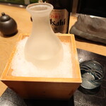 鮨庵さいとう - 日本酒：若竹 立春朝絞り（純米吟醸）：880円。で、その奥がチェーサーの瓶ビール(爆)