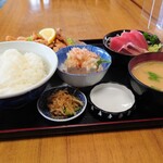 角新食堂 - おすすめセット「刺身・鳥から揚げ」
            を横から