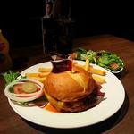 ハードロックカフェ 大阪 - 『バーベキュー ベーコン チーズバーガー』（1980円）を注文し（＋400円）でミニシーザーサラダを付けました。