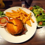 ハードロックカフェ 大阪 - 『バーベキュー ベーコン チーズバーガー』（1980円）を注文し（＋400円）でミニシーザーサラダを付けました。