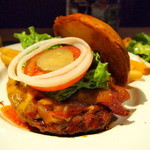 ハードロックカフェ 大阪 - 『バーベキュー ベーコン チーズバーガー』（1980円）を注文し（＋400円）でミニシーザーサラダを付けました。