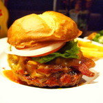 ハードロックカフェ 大阪 - 『バーベキュー ベーコン チーズバーガー』（1980円）を注文し（＋400円）でミニシーザーサラダを付けました。