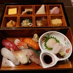 Nihon Ryouri Maruyama Kawanaka - 鮮彩弁当（炊き合わせ＋お惣菜八品＋お造り＋生寿司＋甘味＋コーヒー）　@2,940円