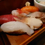 日本料理 まるやまかわなか - 生寿司アップ。赤酢の握りでした。