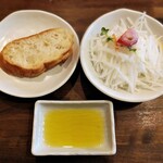 魚菜イタリアン SASUKE - ランチ　サラダ､バゲット､オリーブオイル