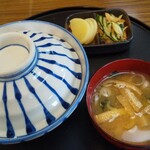 御食事処 松竹 - 丼蓋で蒸らし提供！味噌汁も美味しい！