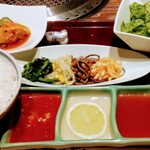 Jojoen - 漬物、サラダ、ナムル、ご飯、スープ、3種類のタレ