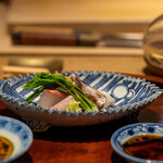 室町 和久傳 - 2022.5 お造り（石鯛、軽く炭で炙った舞鶴産鳥貝、根室松浦水産の生うに、滋賀産コシアブラ）