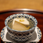 室町 和久傳 - 2022.5 桑名産蛤の出汁で煮込んだ鯛の白子豆腐 空豆 京丹後産鮑 柚子の花