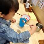 拉麺大公 - お冷をスプーンで嗜む我が子