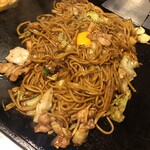 Okonomiyaki Yakisoba Fuugetsu - 焼きそばセットの焼きそば（豚いか大盛卵乗せ）