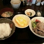 旬菜織部 - ランチは久しぶりにお気に入りの店で豚生姜焼き定食。何を食べても安定度抜群だ。