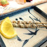 ステーキハウス スエ - “細魚の皮”を干して一塩振り、炙った肴・・・日本酒に良く合う。