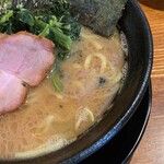 横浜家系ラーメン 三郷家 - マイルドで少し醤油感も強めのスープ。