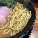 横浜家系ラーメン 三郷家 - 大橋製麺多摩の中太麺。