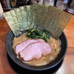 横浜家系ラーメン 三郷家 - ラーメン700円麺硬め。海苔増し100円。