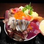 マグロ赤身・カツオ・サヨリ・蒸し海老・煮だこ・釜揚げしらす・とびっこ・玉子焼… 豪華絢爛！