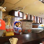 平日ランチは四季安田へ。カウンターには、青い松川だるまが鎮座