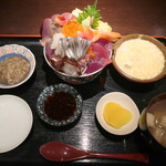 ランチ海鮮丼（￥1000）。小鉢は、クリームチーズのとろとろ玉子とじ（仮称）