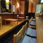 居酒屋 長八 - カウンターと小上がり