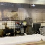 太宰府 八ちゃんラーメン - 厨房ではチャーハンとラーメンが