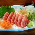 菊乃家本店 - ご主人が盛り付ける、マグロ刺