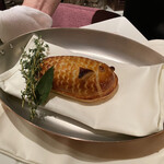 モノリス - ❼ドーバーソールのパイ包み焼き、ソースベアルネーズ。