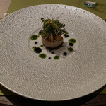 モノリス - ❹燻製をかけたホタテ貝のミキュイ、ブラックオリーブ、ラタトゥイユ、ハーブのサラダ