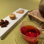 モノリス - 11.ハーブティ、お茶菓子
      チョコレートクランチ、塩キャラメルのマカロン、サワーポメロのシロップ煮