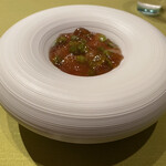 モノリス - ❷ボタン海老、ボタン海老のコンソメジュレ、新玉ねぎのムース、グリーンピース