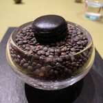 モノリス - ❶竹炭のマカロン、クミンを練り込んだニンジンムース