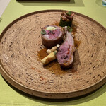 モノリス - ❽フランスピレネー産乳飲み仔羊。背肉のロースト、ハーブとピスタチオと鶏のムースを詰めた鞍下肉のファルシ、ズッキーニに詰めた肩肉のほぐし身、スパイスの効いたソース。